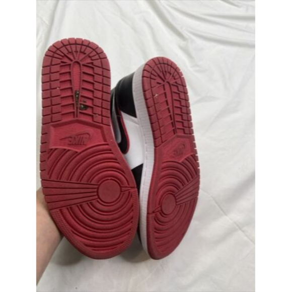 Nike Air Jordan 1 Retro Bloodline Sz 7 OG I 555088–062 Black White Red￼ A250622 main image 3
